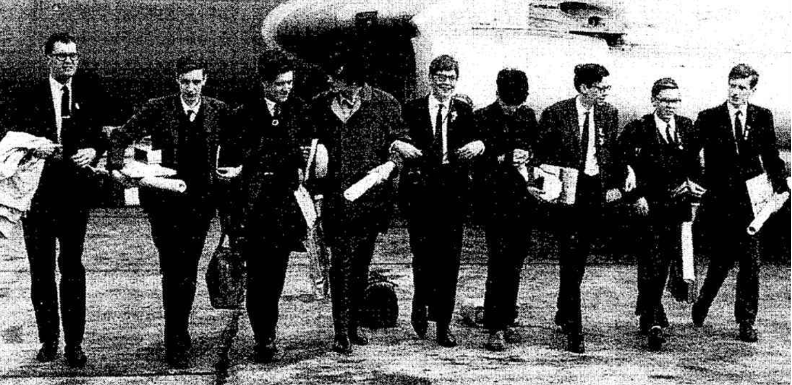 威廉森(左2) 及考克斯(最右)参加 1968 年奥林匹克数学竞赛