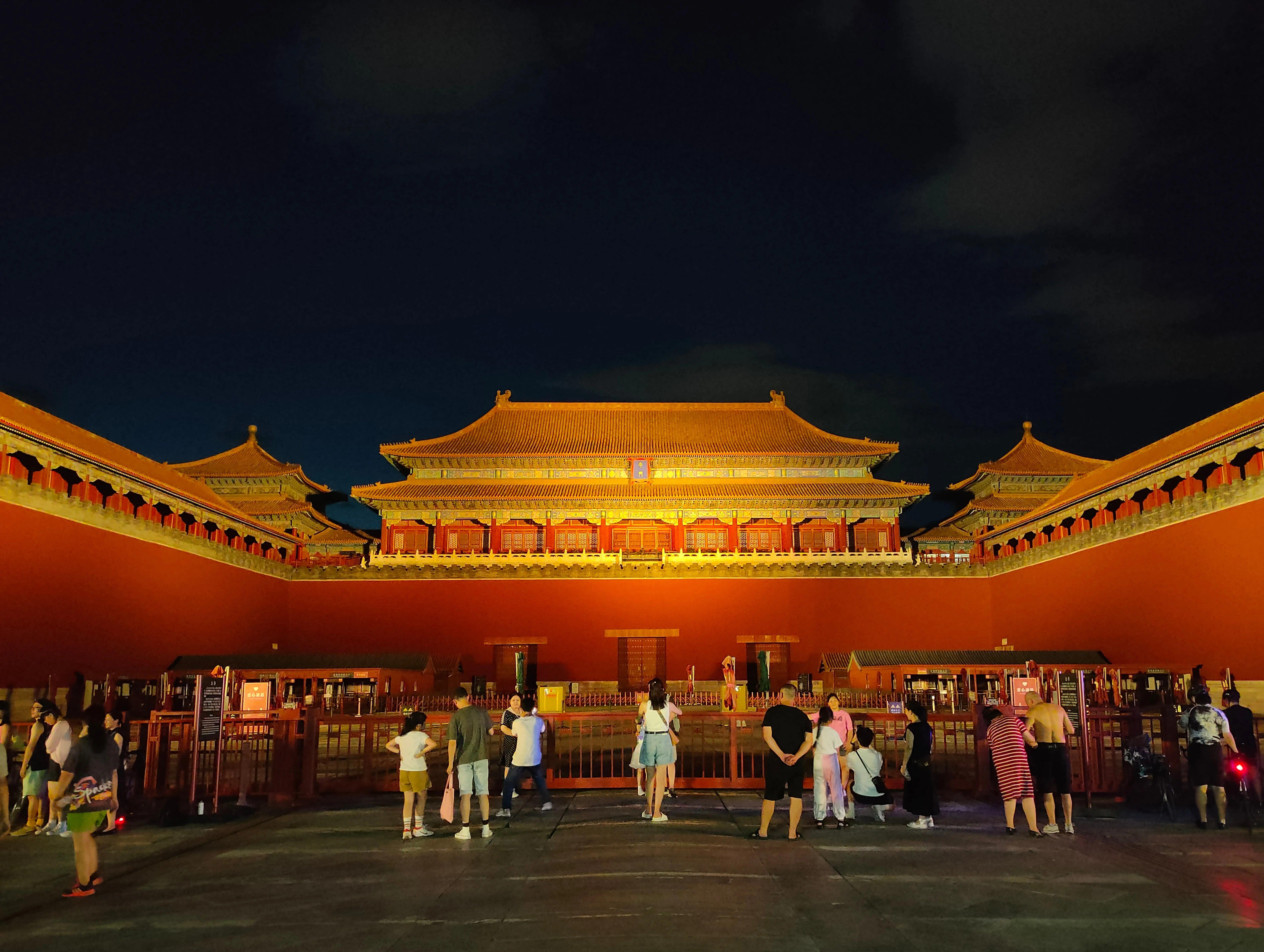 七月, 午门亮灯