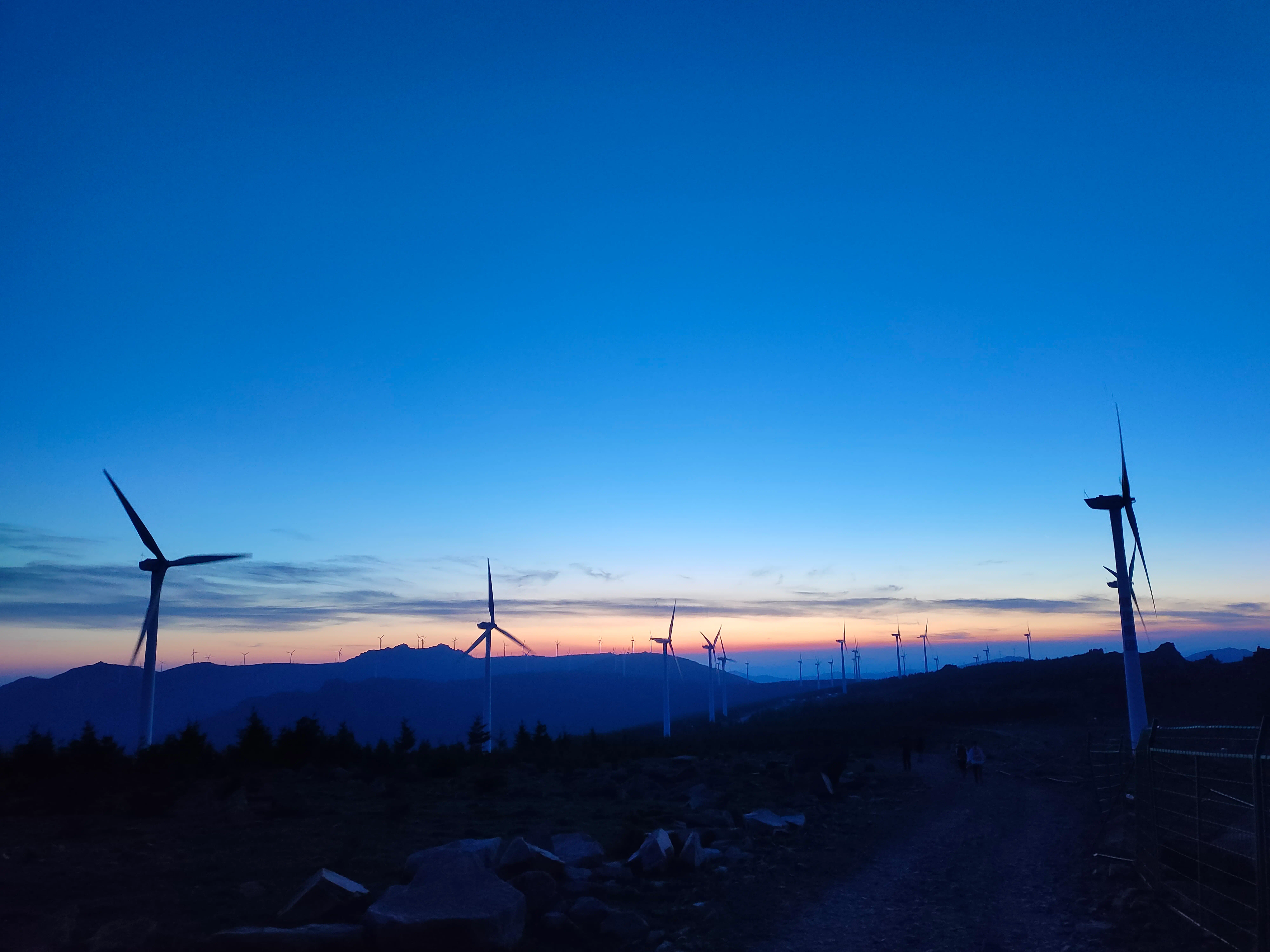 六月的冰山梁, 凌晨四点, 天边已破晓
