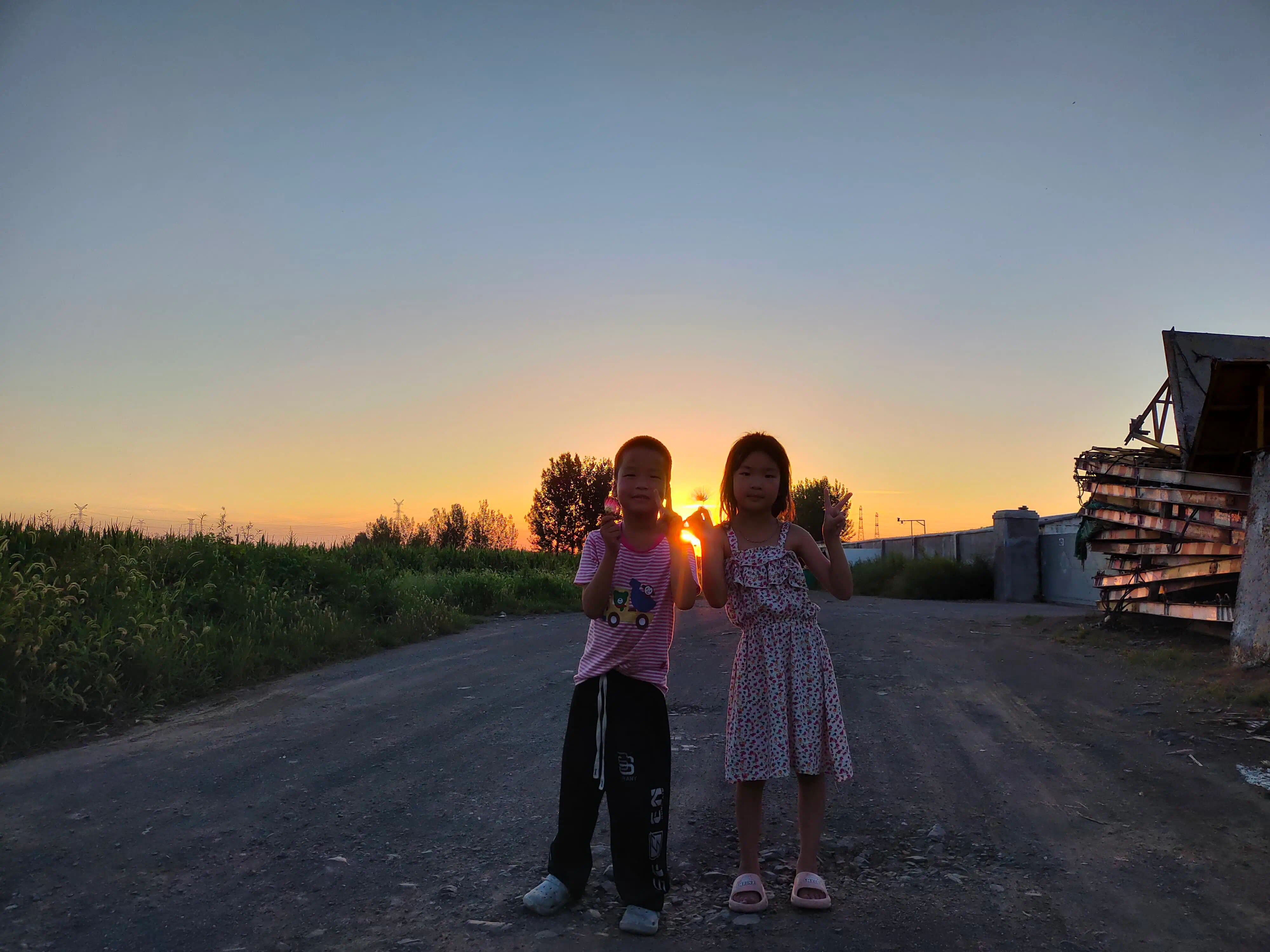 八月, 在青岛的乡下, 两个小孩一直缠着我打游戏, 那天阳光特别亮